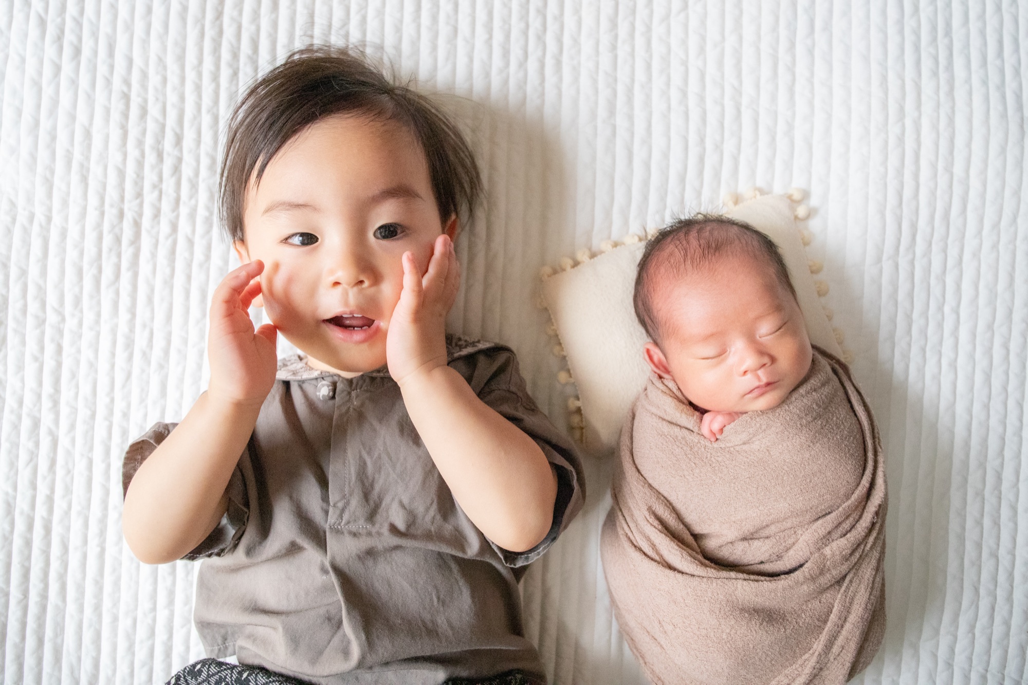 驚き顔のお兄ちゃんときょうだいショット